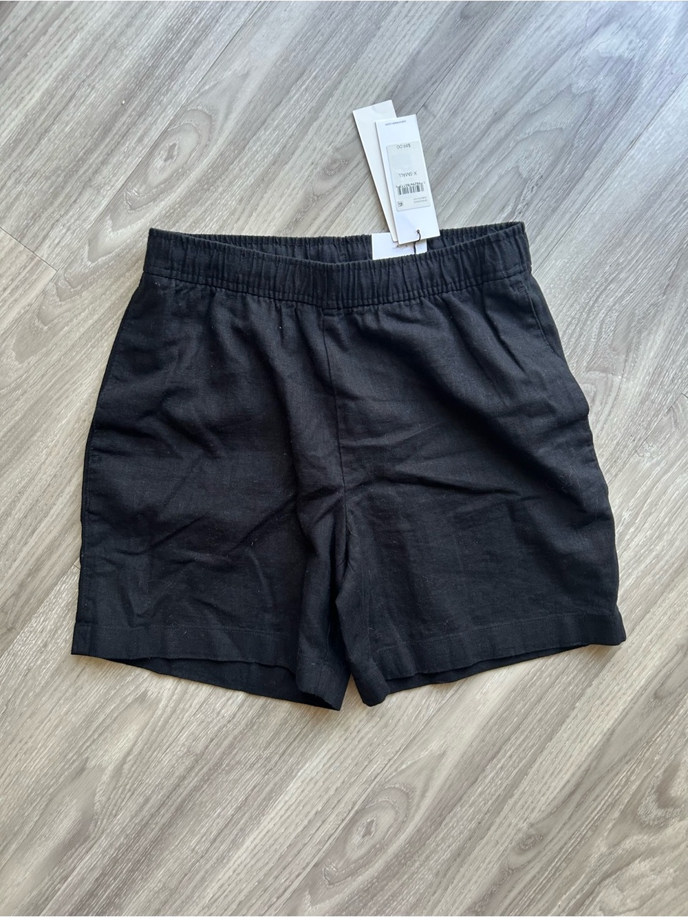 Calvin Klein | 5" Linen Pull-On Hybrid Shorts in Black (XS) - Picture 2 of 7